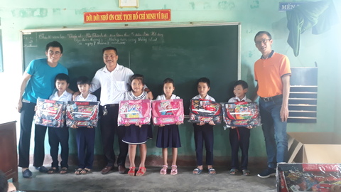 Các em học sinh nghèo, có hoàn cảnh khó khăn được nhận quà từ công ty CCI Việt Nam - khu công nghiệp Bắc Chu Lai Quảng Nam.