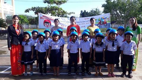 học sinh lớp 1 được nhận mũ bảo hiểm đầu năm học 2018 - 2019