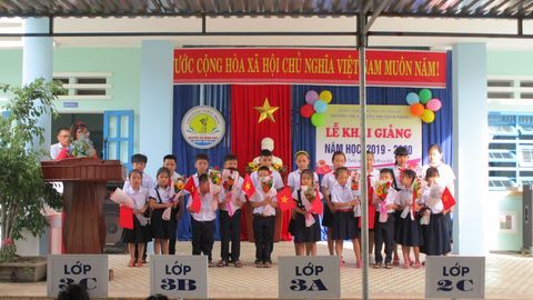 Lễ Khai giảng năm học 2019 - 2020 gắn với cuộc phát động chủ đề năm học của thầy và trò trường Tiểu học Nguyễn Thị Minh Khai