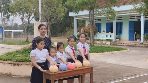 Liên đội trường TH Nguyễn Thị Minh Khai phát động phong trào “nuôi heo đất tình bạn” đợt 1 .
