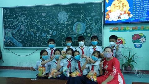 Vui Tết trung thu năm học 2021 - 2022 của thầy và trò trường TH Nguyễn Thị Minh Khai