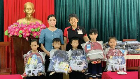 Đại diện Công Ty TNHH CCI đến thăm trường và tặng quà cho 15 em học sinh có hoàn cảnh khó khăn tại trường.
