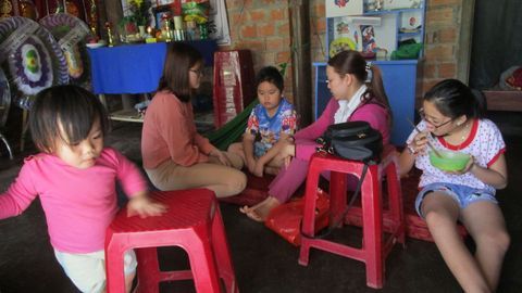 LIÊN ĐỘI TH NGUYỄN THỊ MINH KHAI TẶNG QUÀ CHO HỌC SINH ĐƯỢC NHẬN ĐỠ ĐẦU VÀ HỌC SINH CÓ HOÀN CẢNH KHÓ KHĂN TỪ PHONG TRÀO" NUÔI HEO ĐẤT VÌ BẠN NGHÈO" NHÂN DỊP TẾT CANH TÝ